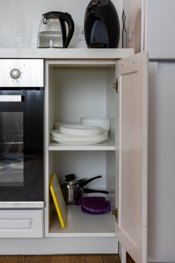 Brand New, Cozy And Quiet 1 Bedroom Apartment, Free Parking Lägenhet *